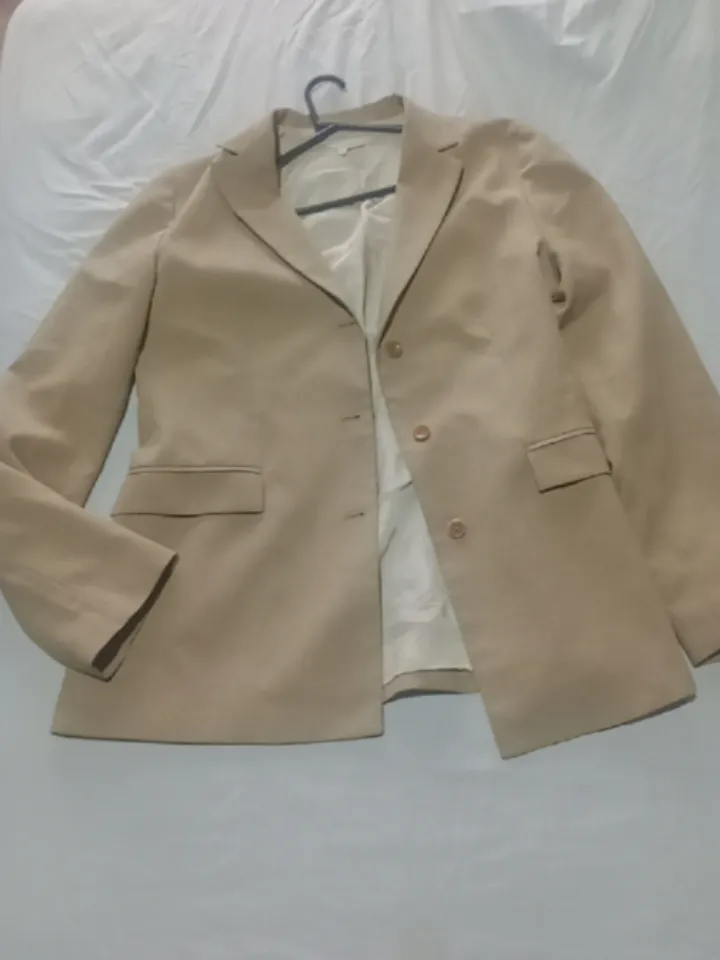 Blazer de mujer color crudo, de la marca Zara Basic. Talle EUR 40. Ideal para un look elegante y formal.