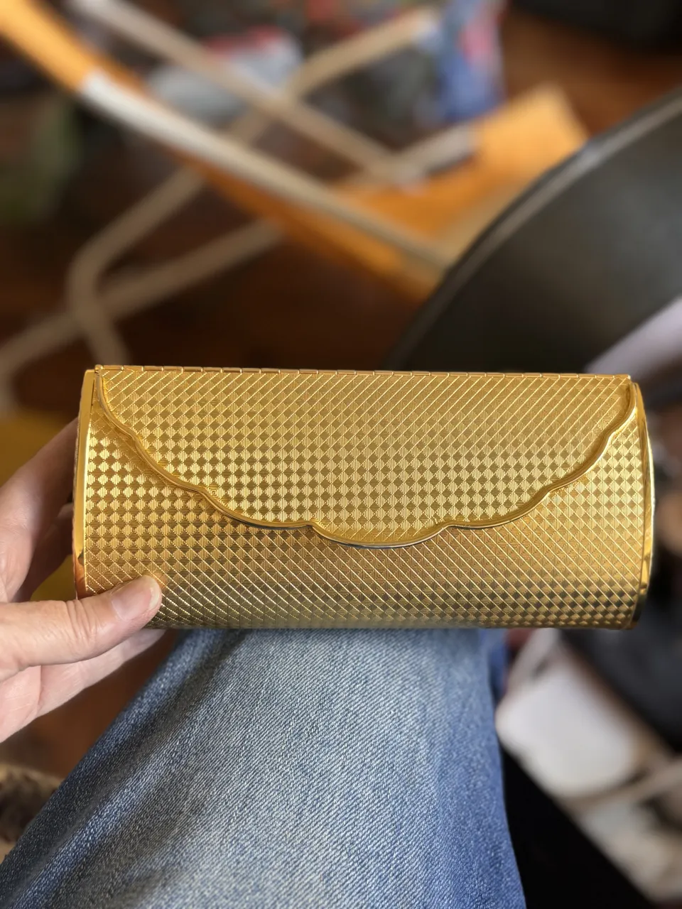 Cartera de mano dorada con cierre y espejo interior. Posee una etiqueta de la marca Goubaud de París, Fifth Ave New York.