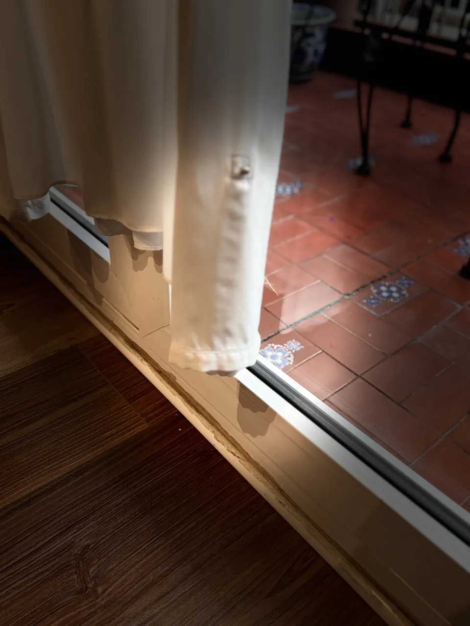 Camisa blanca de manga larga con bolsillo en el frente y botones en la parte superior.