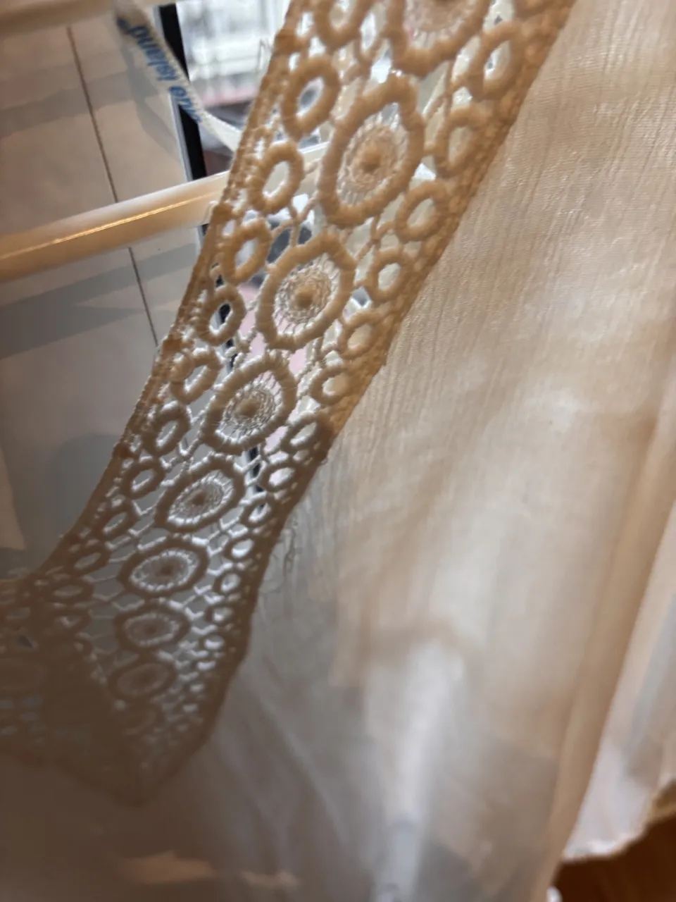 Prenda de color blanco con detalles de crochet en el escote y en el borde inferior. Posee un escote en V.