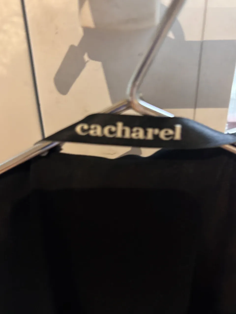 Remera de manga corta con estampa de leopardo. Cuello redondo. Marca Cacharel.