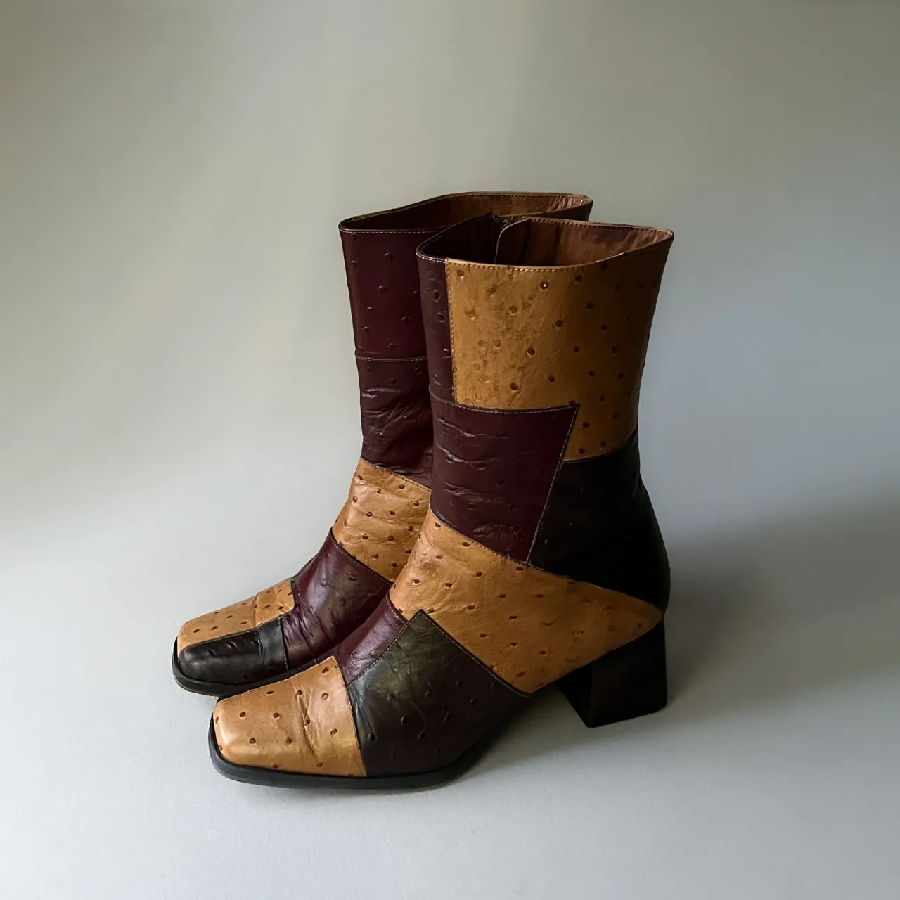 Botas de cuero estilo patchwork de cuero marca Bettina. 
Talle 37
- 24cm de plantilla
- Taco cuadrado de 6cm