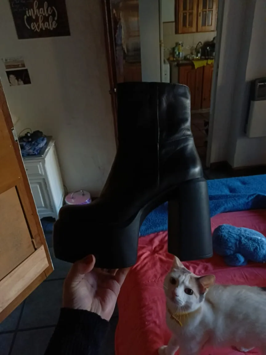 Botas negras de plataforma con taco ancho, ideales para un look audaz y moderno. Perfectas para combinar con tus outfits de fiesta o para darle un toque diferente a tu estilo diario.