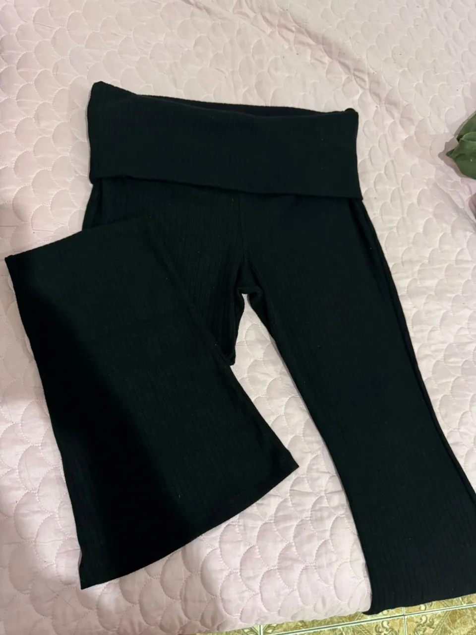 Pantalón de mujer, estilo palazzo, negro, con cintura alta y corte acampanado. Ideal para un look elegante y cómodo.
ESTÁ COMPLETAMENTE NUEVO, NO ERA MI TALLE
LA SEGUNDA FOTO SOLO PARA QUE VEAN CÓMO QUEDA PUESTO

