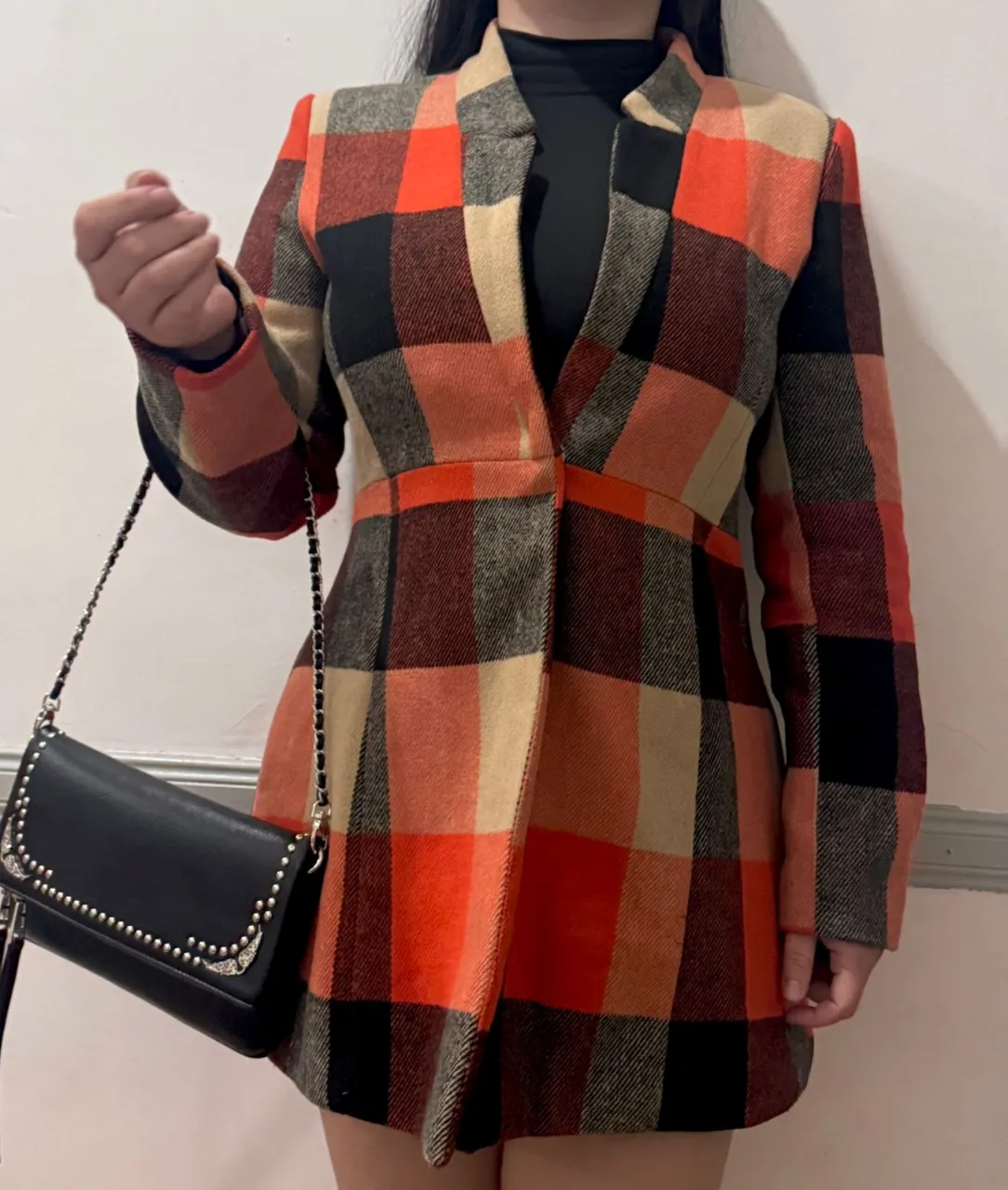 Tapado a cuadros en tonos naranja, negro y beige. Ideal para un look de otoño/invierno. Talle large.Necesito desocupar mi armario así que bajó de preciooo!
LAS DOS ÚLTIMAS FOTOS SON SOLO INSPOO!
TALLE M/L