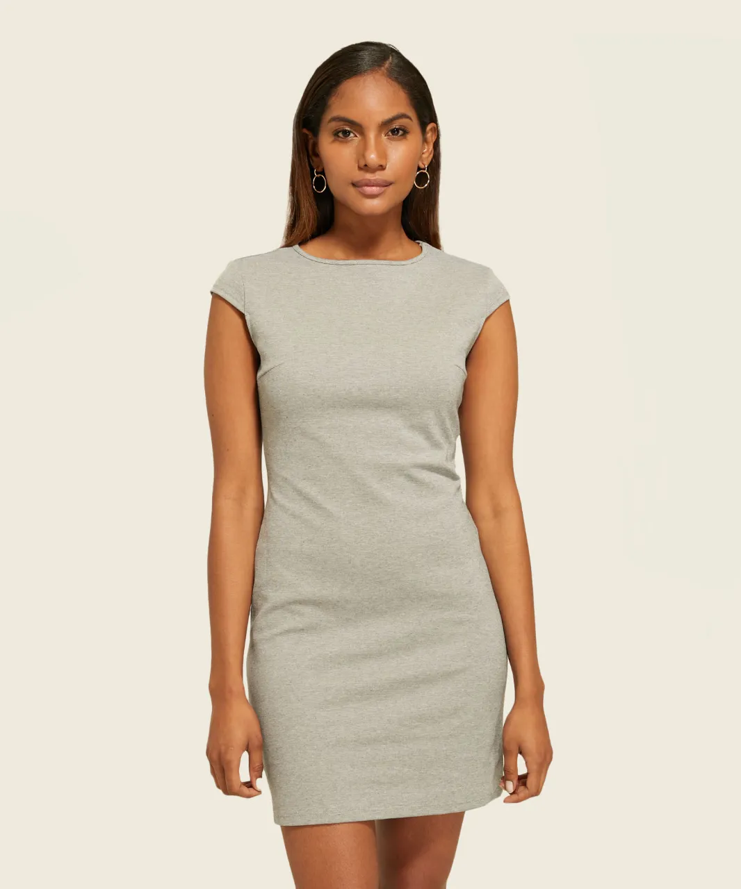 Vestido mini de mujer, color gris, con mangas cortas y cuello redondo. Ideal para un look casual y cómodo.