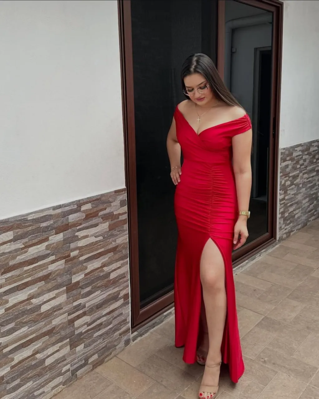 Vestido largo de fiesta rojo, con escote en V y abertura en la pierna. Ideal para eventos especiales.
LO USÉ 1 VEZ PARA MI GRADUACIÓN
 TALLE S/M (LA TELA ESTIRA)
