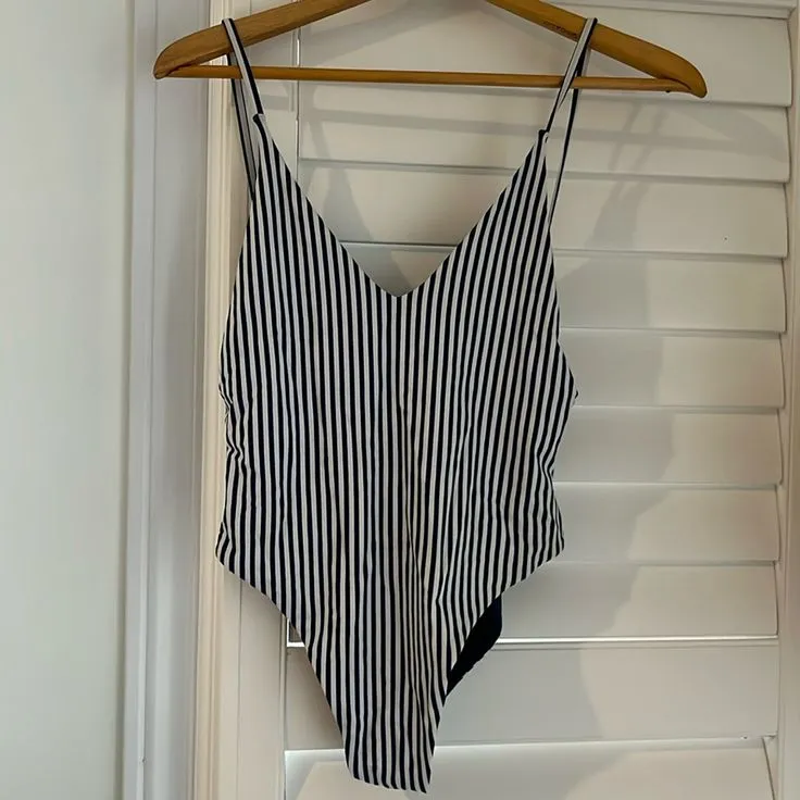 body para mujer, a rayas verticales en blanco y negro. Escote en V pronunciado y espalda descubierta. Ideal para el día a día.
nunca lo usé, es nuevoooo