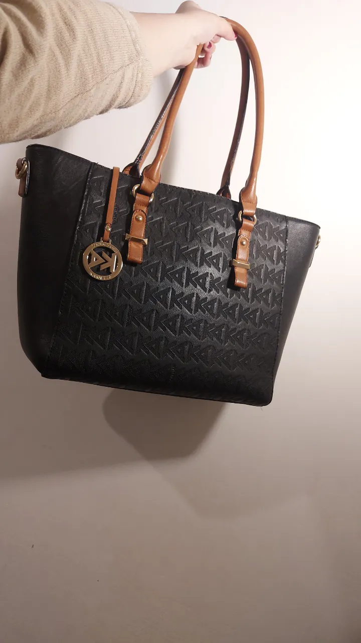 Cartera negra con detalles marrones y logo dorado. Ideal para llevar todo lo necesario con estilo.
la compre en mi viaje a Panamá 1 uso