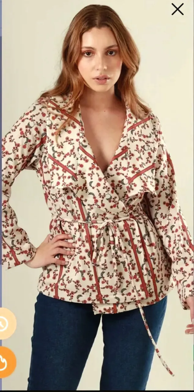 Chaqueta blazer con estampado floral en tonos crudos y detalles en rojo. Ideal para un look casual con un toque vintage.
está en perfecto estado!
talle M/L