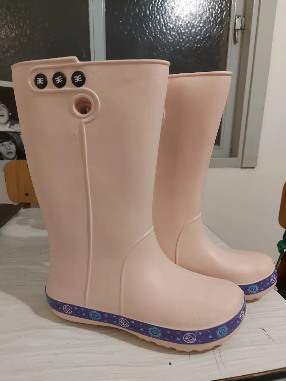 Botas de lluvia rosas con y detalles decorativos. Ideales para días lluviosos y mantener los pies secos con estilo, hecho en colombia, marca evacol, material liviano, nunca las usé
necesito hace espacio en el armariooo
