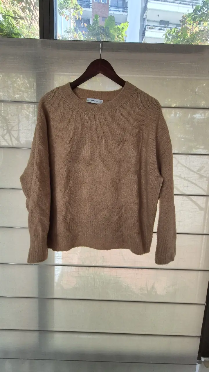 Sweater de mujer de la marca Zara, color marrón, de cuello redondo y manga larga. Ideal para un look casual y abrigado.