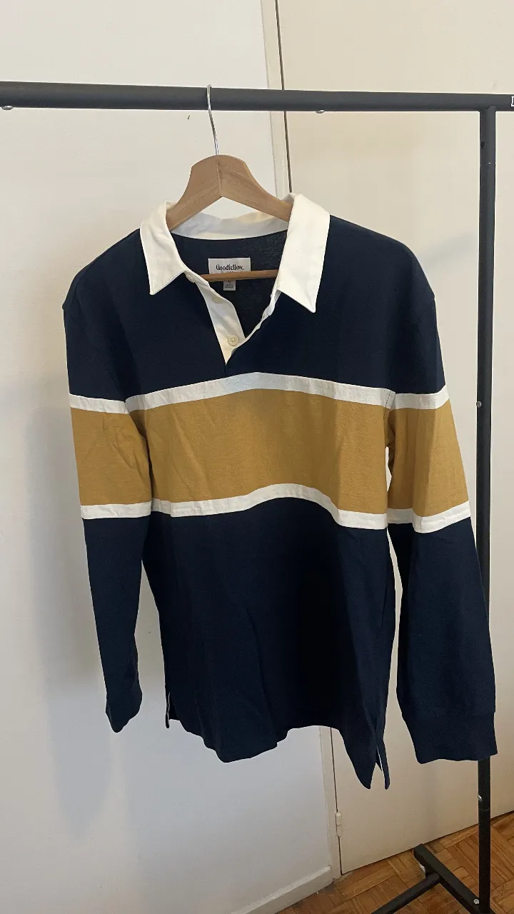 Remera manga larga de algodón con cuello polo y rayas horizontales. Ideal para un look casual y cómodo.