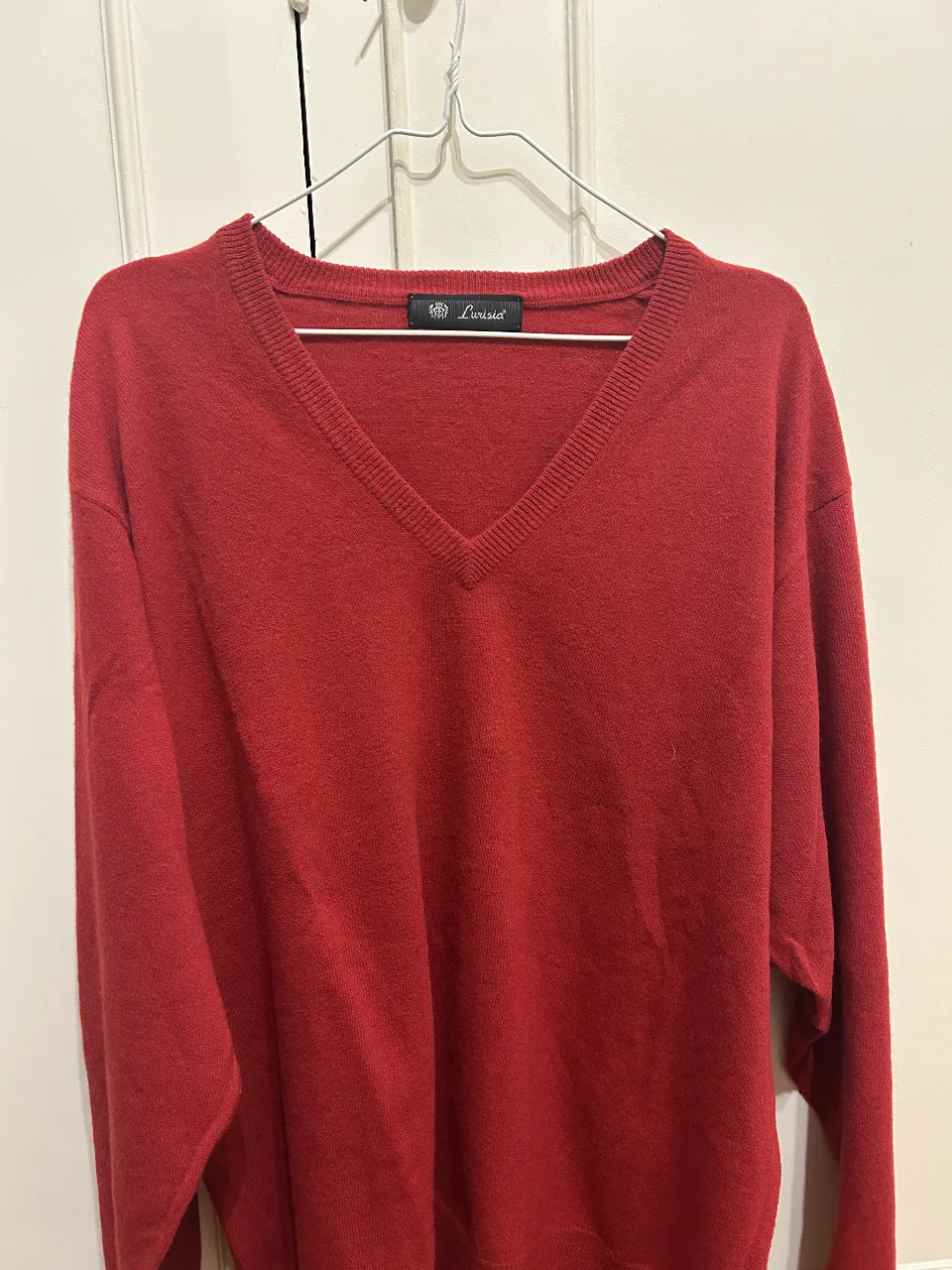 Sweater rojo de hombre con cuello en V, ideal para un look casual y abrigado. Perfecto para el invierno argentino.