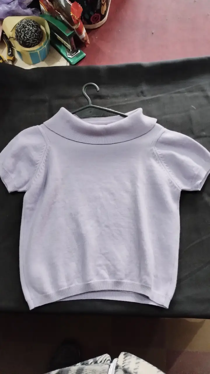 Sweater de cuello alto en color lila, ideal para un look casual y cómodo. Confeccionado en tejido suave, perfecto para el día a día.
