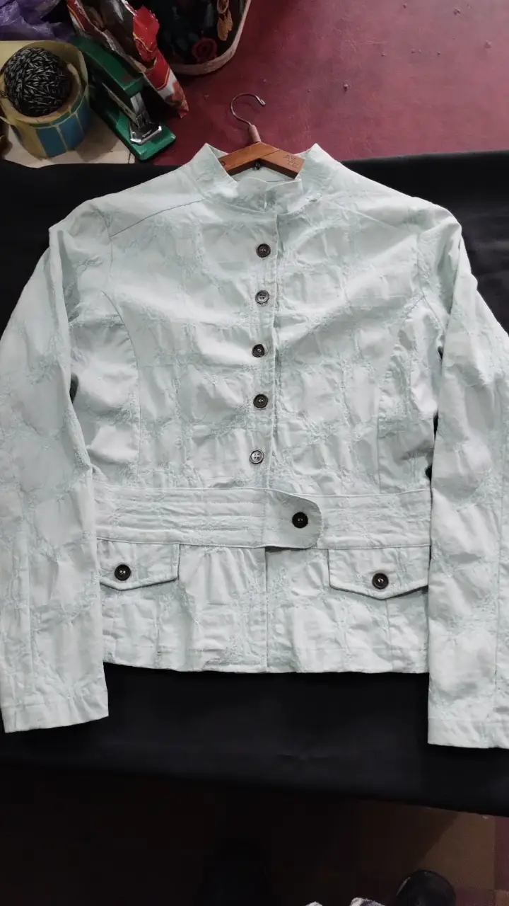 Campera bomber celeste con diseño acolchado. Ideal para un look casual y moderno.