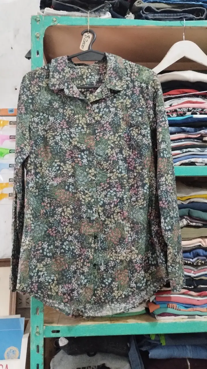 Camisa estampada con diseño floral en tonos oscuros. Ideal para un look casual y con estilo.