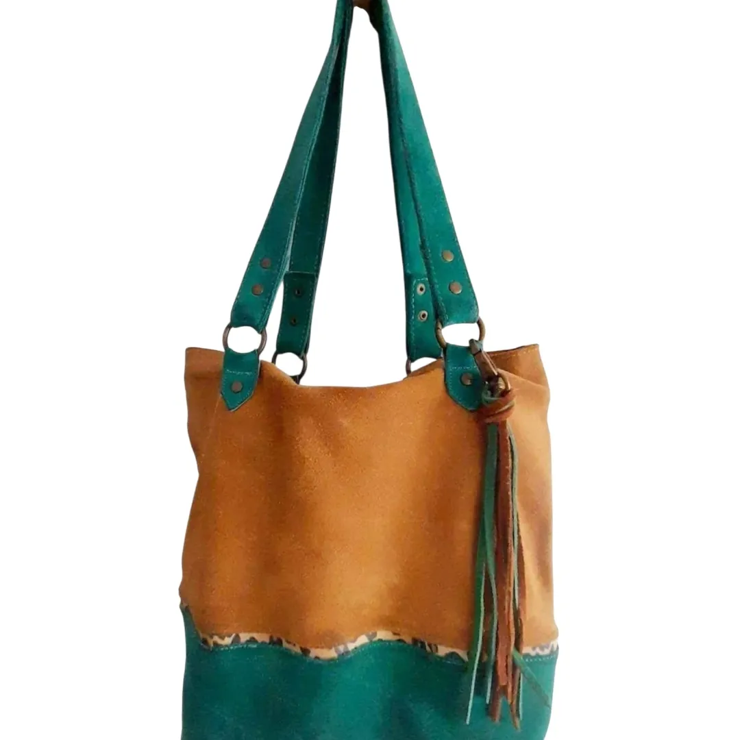 Bolso tote de cuero gamuzado en color suela y verde. Tiene detalles de flecos y herrajes metálicos. Ideal para el día a día, súper espacioso y con un estilo bohemio y relajado. En el interior tiene bolsillo como se vé en la foto tercera.