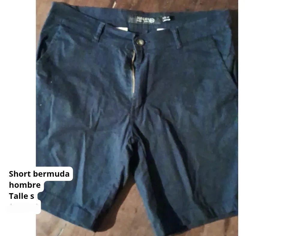 Short bermuda de gabardina color azul marino. Ideal para un look casual y cómodo.