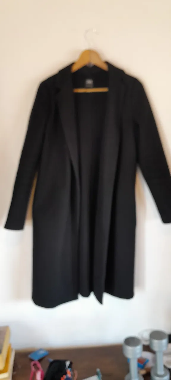 Tapado largo de mujer, color negro, de la marca Zara. Ideal para usar en otoño e invierno. Posee un diseño elegante y casual.