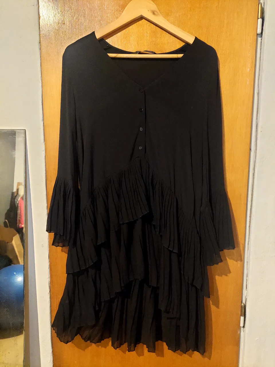 Vestido Zara T S midi negro con mangas largas acampanadas y detalles plisados. Ideal para una salida elegante o una fiesta. Usado solo dos veces. Impecable!