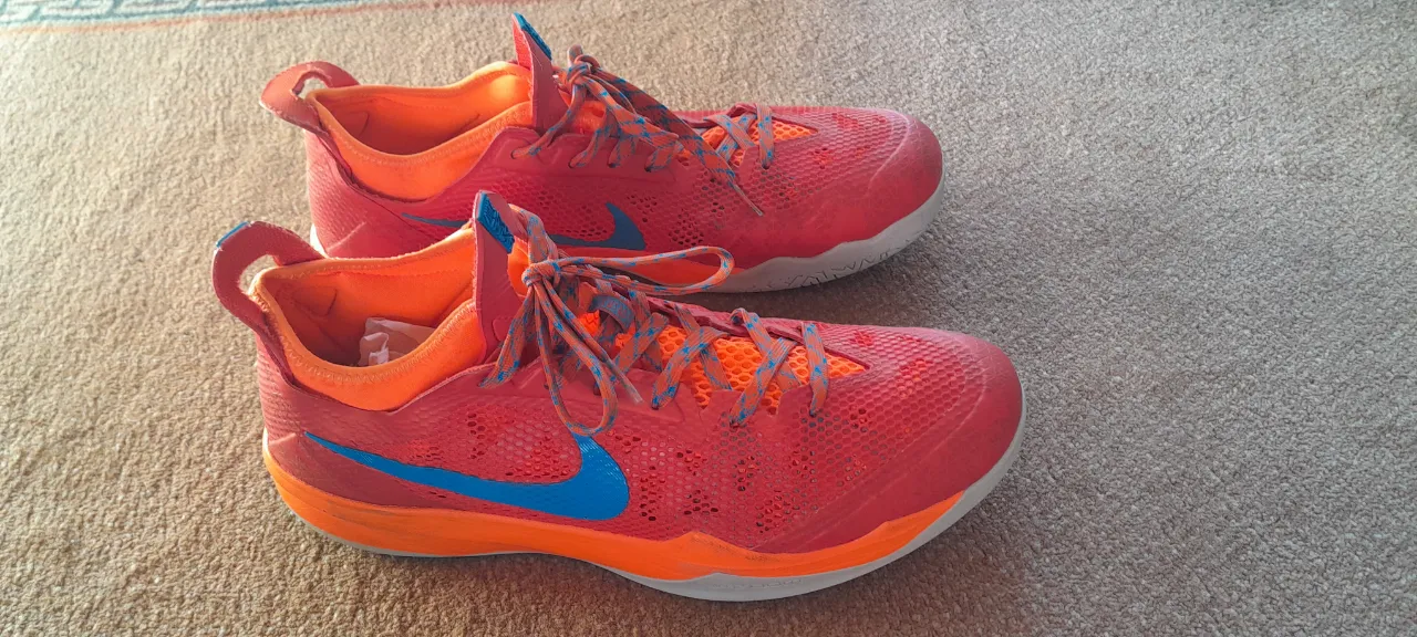 Zapatillas Nike rojas con detalles en azul y naranja, ideales para actividades deportivas. Diseño moderno y cómodo.Solo se usaron 1 vezy originales. Las plantillas miden  31 cm.