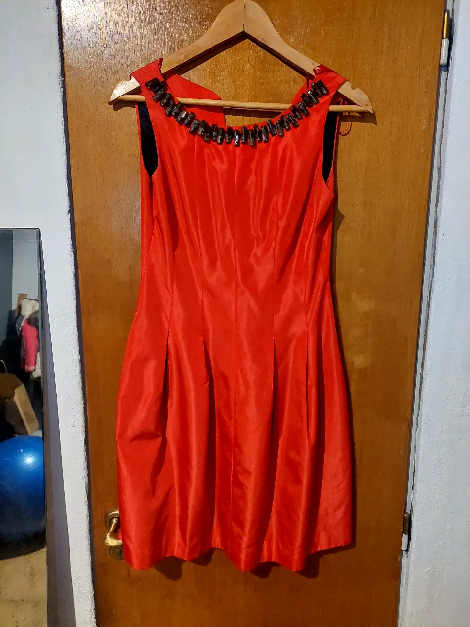 Vestido mini rojo de fiesta, con detalle de piedras en el cuello y cierre en la espalda. Marca Zara Basic, talle XS. Usado solo dos veces sin detalles impe able!!!