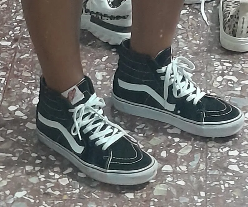 Zapatillas Vans Sk8-Hi negras con la icónica franja blanca lateral. Diseño urbano y versátil, ideales para un look casual y moderno. Sin detalles, son originales.