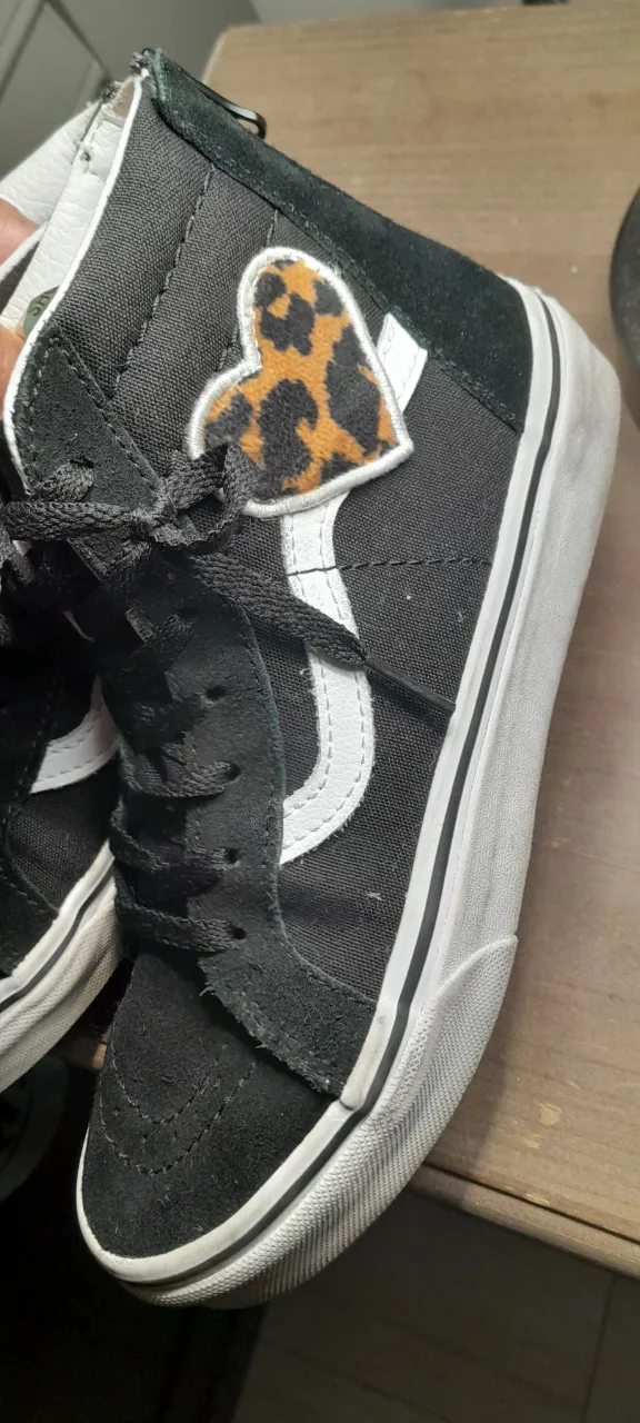 Zapatillas Vans Sk8-Hi negras con detalle de corazón con estampado de leopardo. Cierre con cremallera en la parte trasera y cordones. Suela de goma. Compradas en Miami. edición limitada. Usadas solo un par de veces. Sin detalles como nuevas.