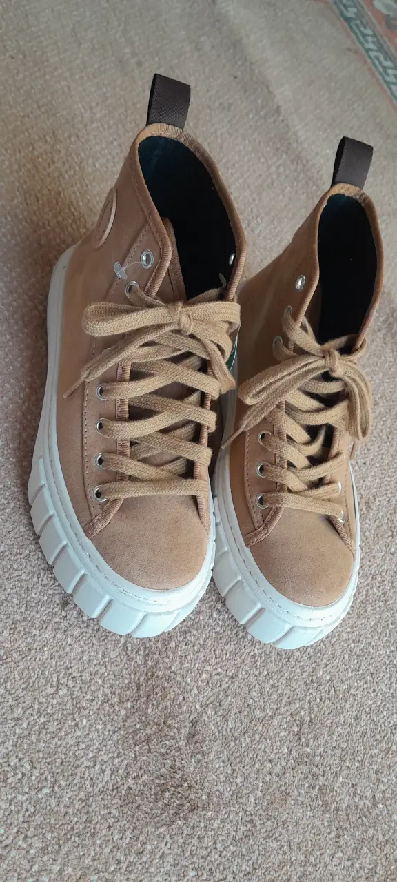 Zapatillas botitas de gamuza color marrón con suela blanca gruesa. Ideales para un look casual y canchero.