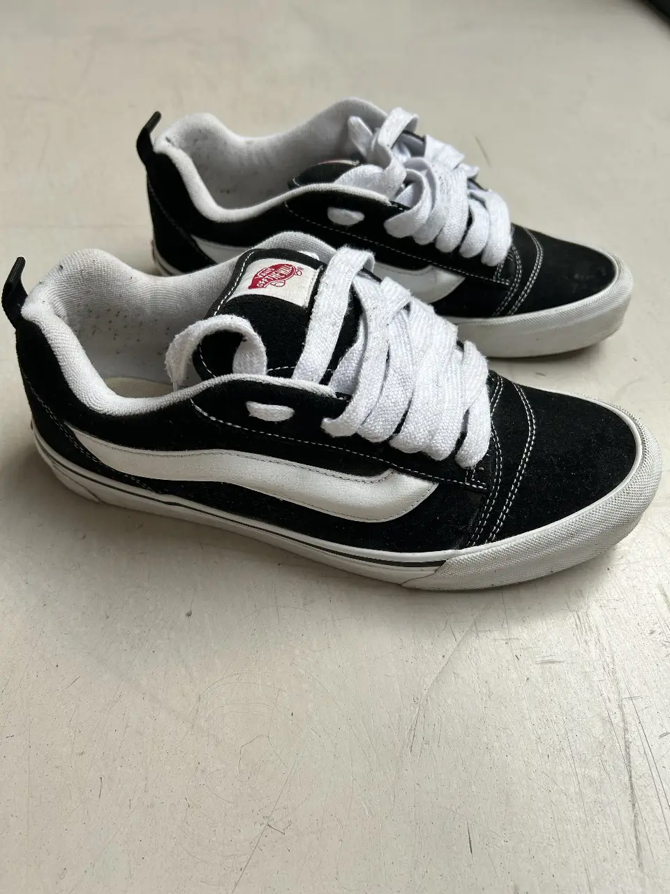 Zapatillas Vans knu Skool negras con detalles en blanco, ideales para un look skater o casual. Diseño clásico y cómodo, perfectas para el día a día.