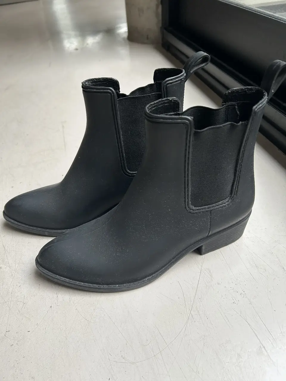 Botas de lluvia negras, de goma opaca, ideales para días lluviosos. Para un talle 38 arg. 