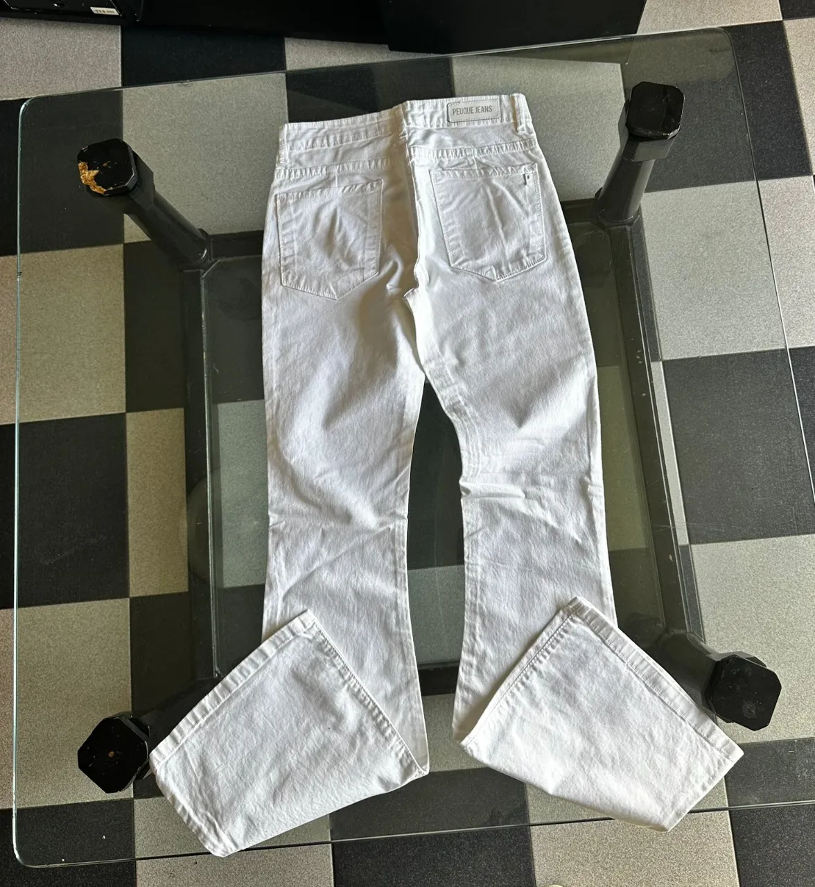 ¡Renová tu look con estos jeans blancos tiro alto! Su corte acampanado es súper canchero y te va a hacer sentir cómoda y a la moda. Ideales para combinar con tus tops favoritos y crear outfits increíbles.