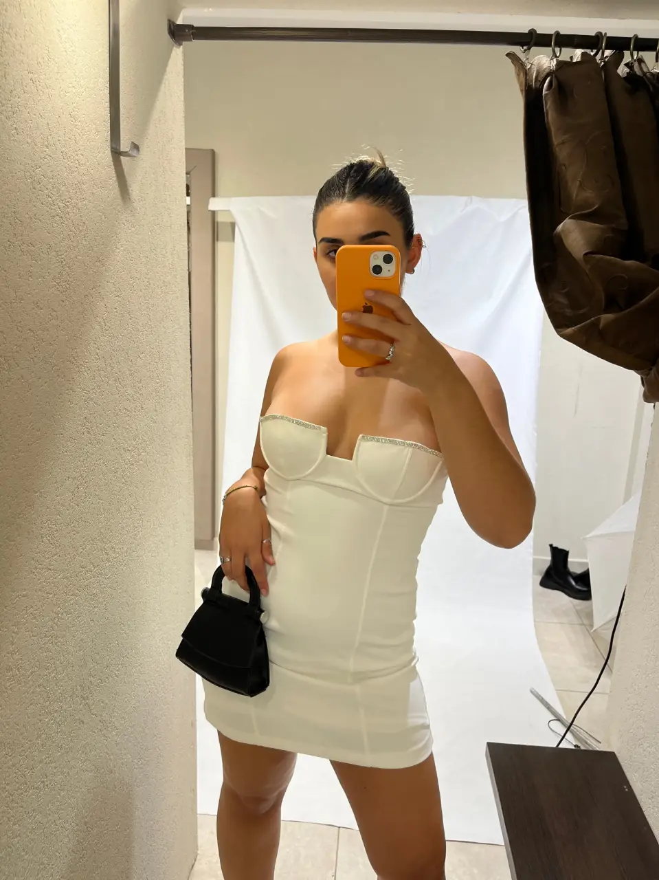 Vestido mini blanco strapless con detalles de brillos en el escote.  cierre de lado. Zara