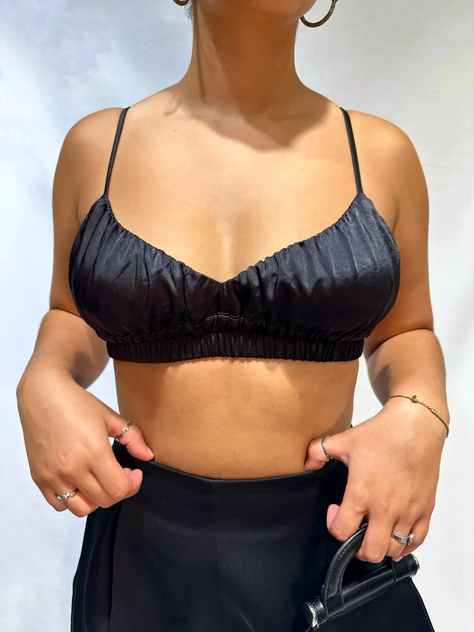 Top negro con breteles finos. Perfecto para combinar con pantalones de vestir o faldas. Forever 21