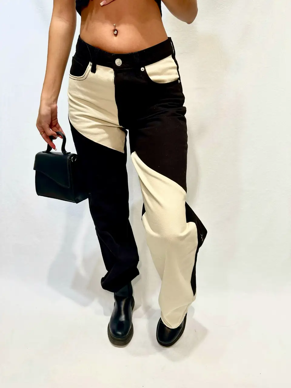 Pantalón de jean bicolor negro y crudo, corte recto. Forever 21. Un clásico renovado para un look moderno y canchero.