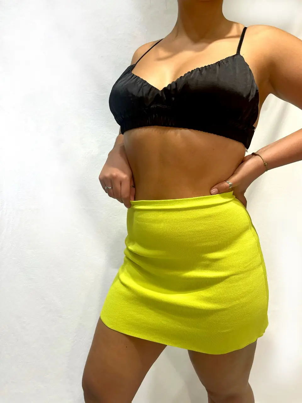 Minifalda de tejido elastizado en color amarillo Lima vibrante. Perfecta para combinar con tops y crear outfits frescos. Zara