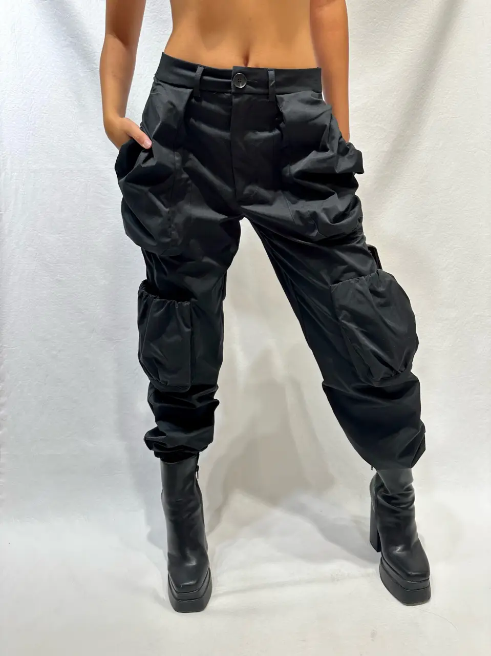 Pantalón cargo negro con bolsillos amplios en las piernas, entra de todo, con detalles fruncidos. Forever 21. Ideal para un look moderno y urbano.