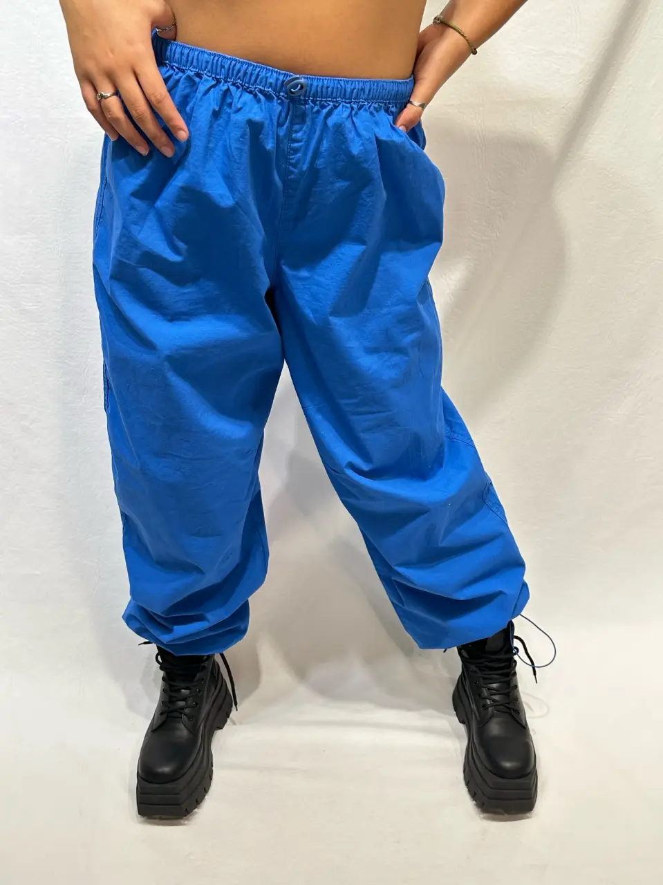 Pantalón parachute suelto de color azul, ideal para un look casual y cómodo. Perfecto para combinar con zapatillas o botas.
