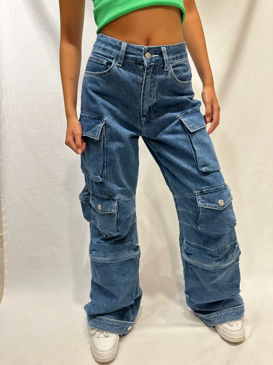 Pantalón cargo de jean azul con múltiples bolsillos funcionales. Forever 21