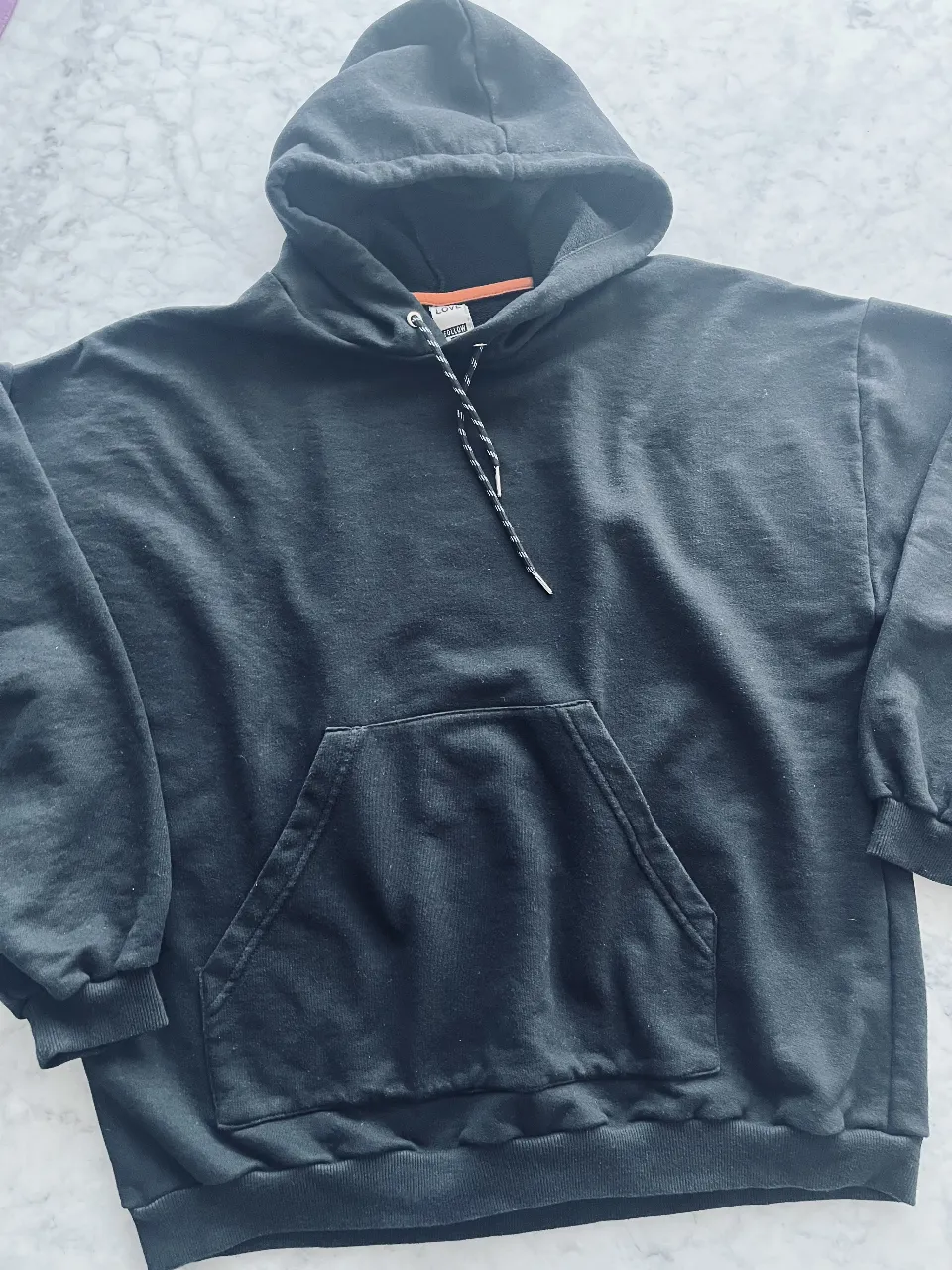 Hoodie negro con estampa "CHANGE YOUR DESTINY" en la espalda. Diseño oversize con bolsillo canguro y cordones en la capucha. Ideal para un look urbano y relajado. (talle 18 años/XS)