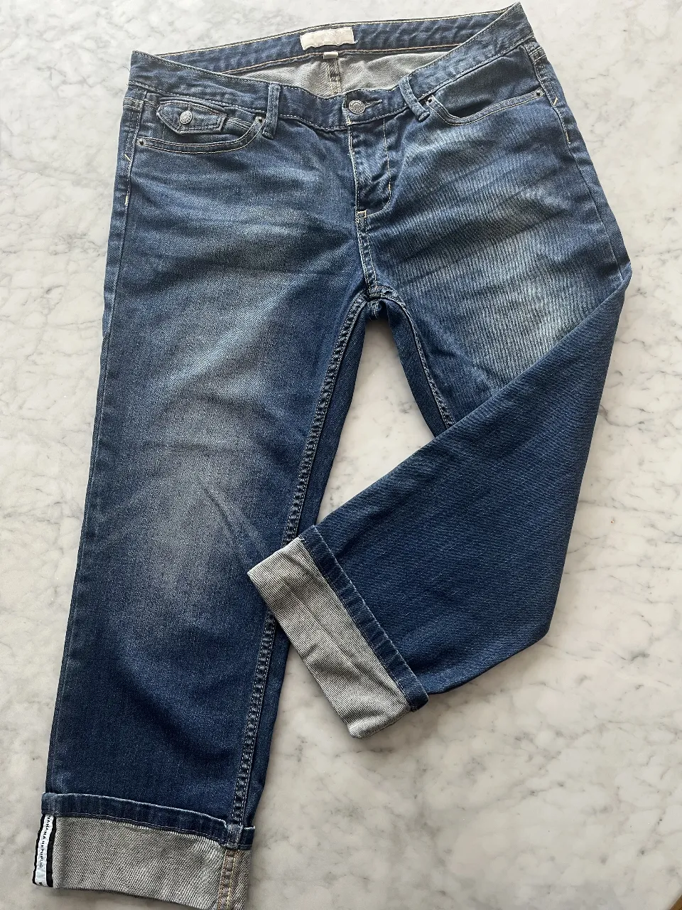 Jeans tiro medio con dobladillo pescador, lavados y con detalles desgastados. Perfectos para un look casual y moderno. Talle 30/10 us