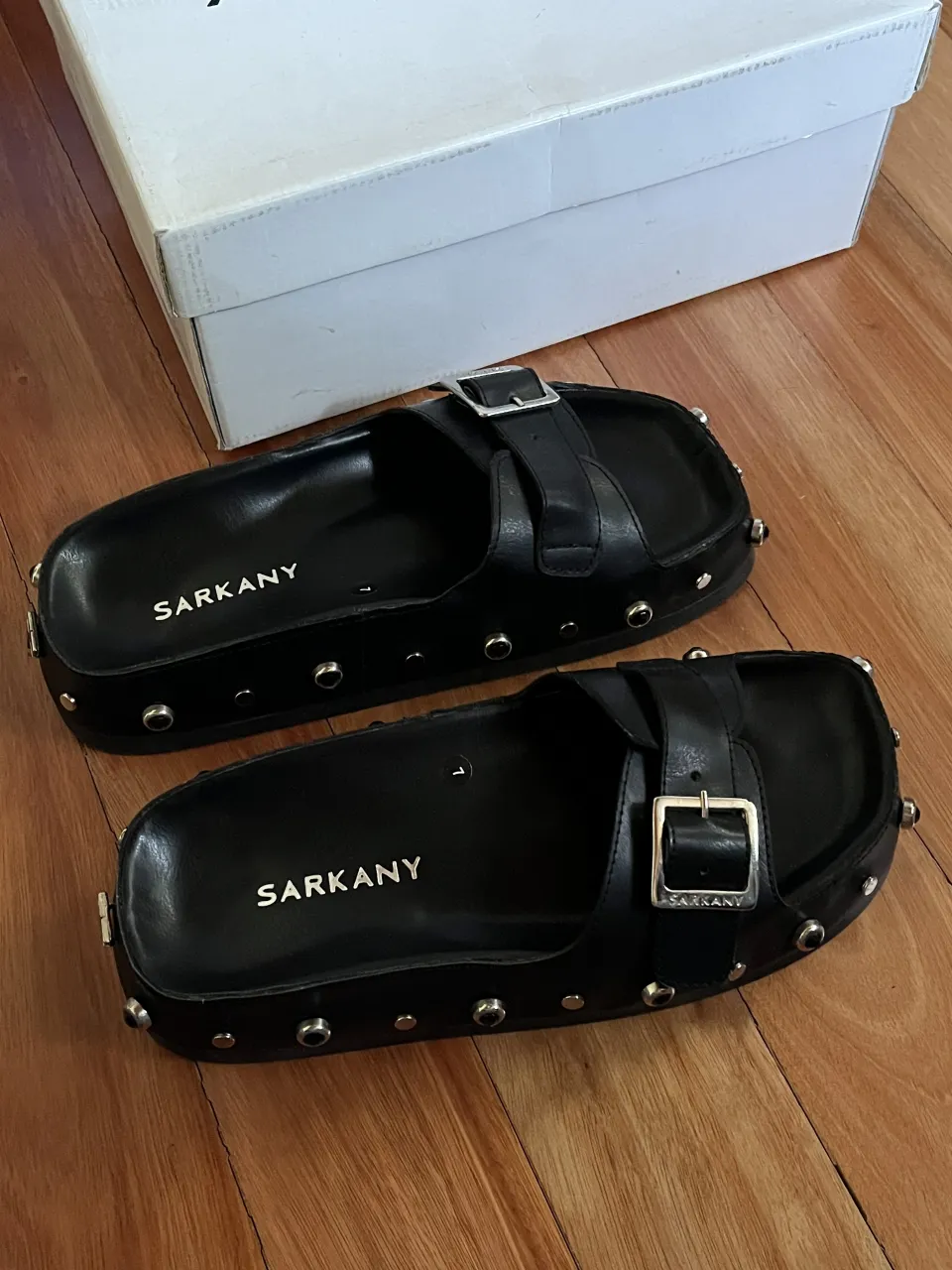 Sandalias Sarkany negras con tallas. Sin uso! en perfecto estado (con caja)