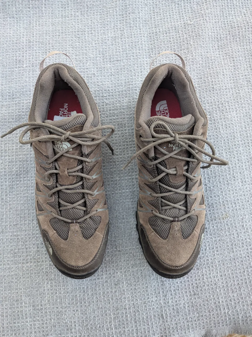 Zapatillas de trekking The North Face color marrón con cordones y suela de goma.