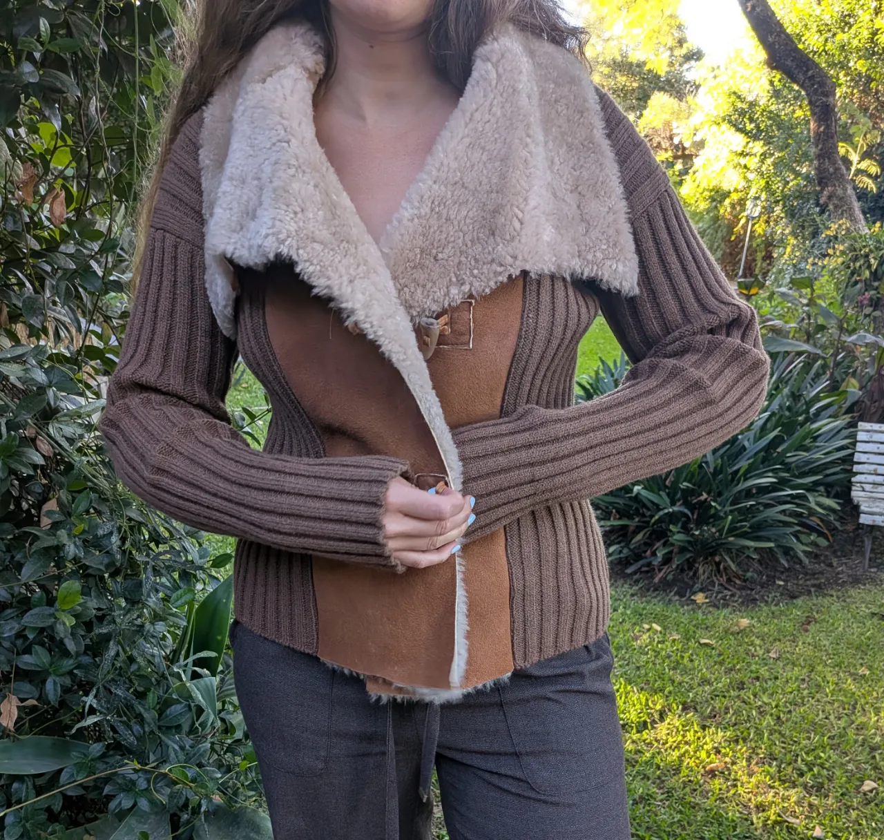 Campera de lana tejida, detalles en cuero gamuzado de oveja con cuello y solapa de corderito.

