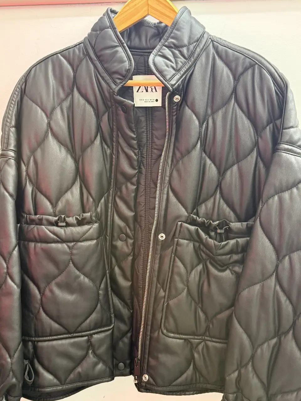 Campera biker acolchada de cuero sintético negro de Zara, con bolsillos y cierre. Talle M.