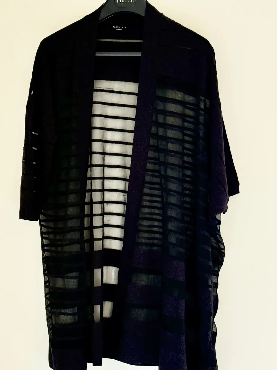 Cardigan Sheer de AllSaints, negro, con detalles de transparencia. Talle M. Ideal para un look casual y moderno.