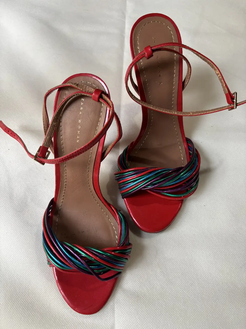Sandalias rojas ZARA de taco alto con detalles multicolores en la parte delantera. Ideales para un look de fiesta o evento especial.
