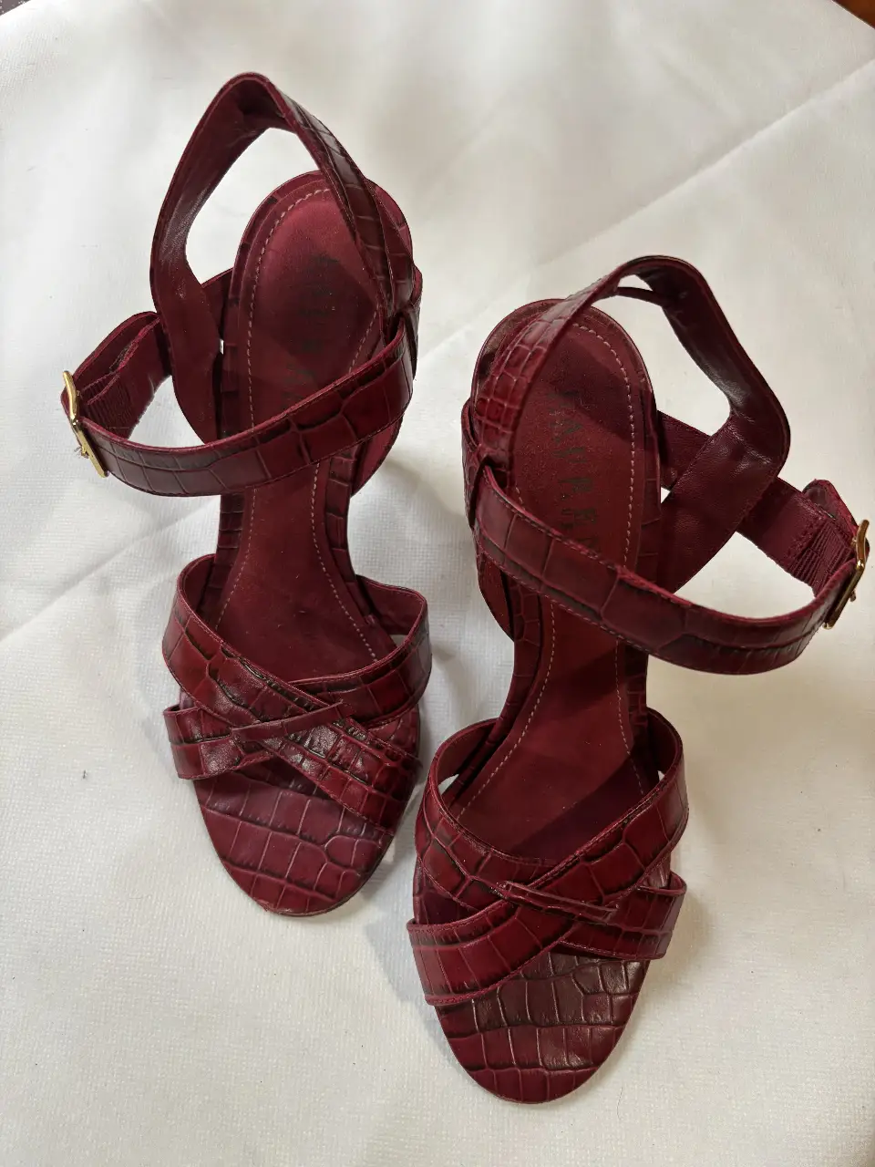 Sandalias RALPH LAUREN de taco alto color bordó con diseño de reptil. Ideales para una fiesta o evento especial.