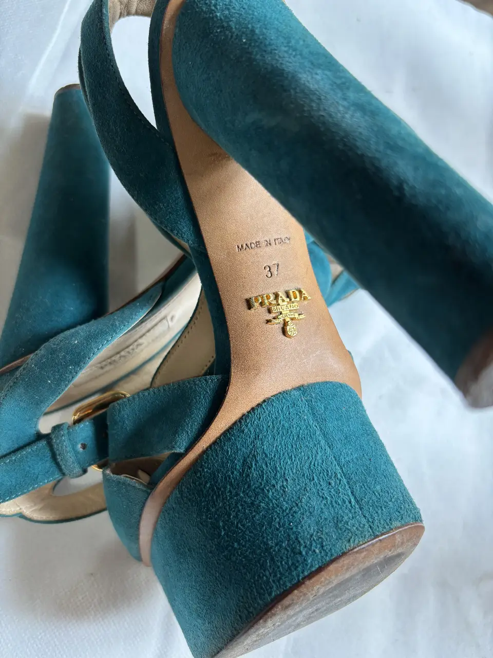 Sandalias PRADA de gamuza color verde turquesa con plataforma y taco alto. Talle 37, Made in Italy.